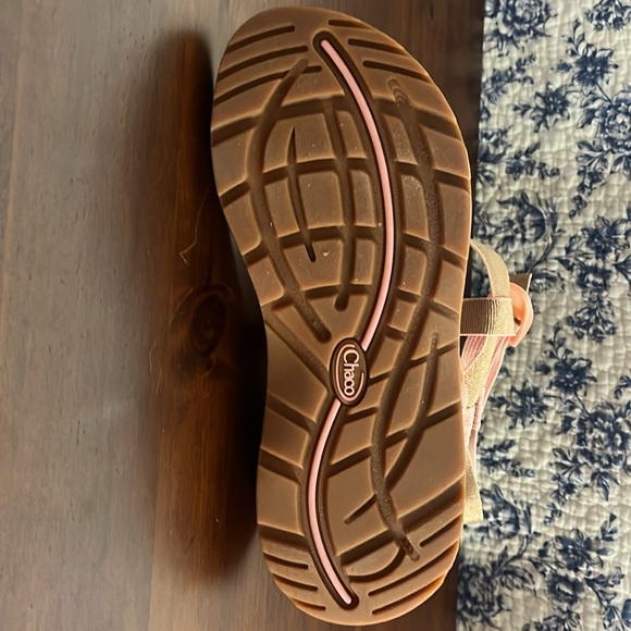 Faux Chaco! Pink and gold z1 style sandal perfect for spring and summer! - Picture 4 of 4